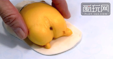 日本懒蛋蛋在香港的主题餐厅DIM SUM ICON推出的懒蛋蛋巧克力奶黃包，这画面实在美得我不敢看（3）