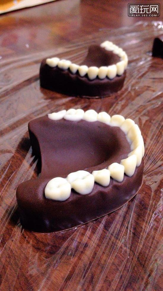 牙齿巧克力，吃得时候应该先要安装在嘴里吧