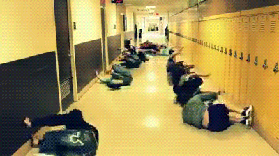 老师处罚班级所有的同学去擦地板了