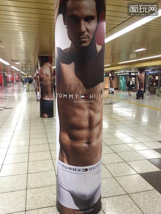 看到地下铁站台上布满了这个广告，我整个人都不好了，就不能放美女吗？