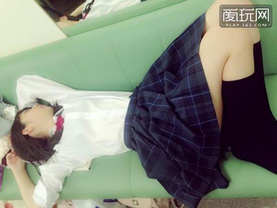偶像最想抹去的黑历史之一：寝颜。看多了AKB48光线靓丽的一面，看看她们睡觉时的样子，感觉是在进行一场冒险经历。（4）：松岗菜摘