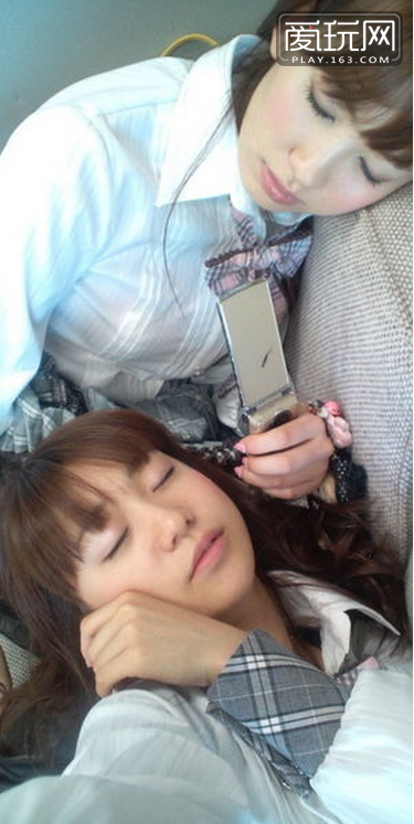 偶像最想抹去的黑历史之一：寝颜。看多了AKB48光线靓丽的一面，看看她们睡觉时的样子，感觉是在进行一场冒险经历。（21）