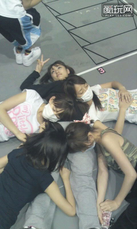 偶像最想抹去的黑历史之一：寝颜。看多了AKB48光线靓丽的一面，看看她们睡觉时的样子，感觉是在进行一场冒险经历。（22）：