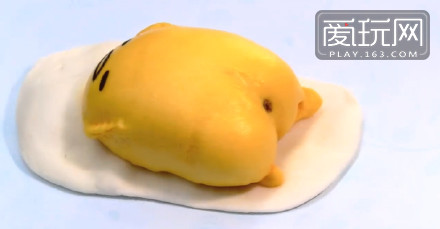 日本懒蛋蛋在香港的主题餐厅DIM SUM ICON推出的懒蛋蛋巧克力奶黃包，这画面实在美得我不敢看（2）