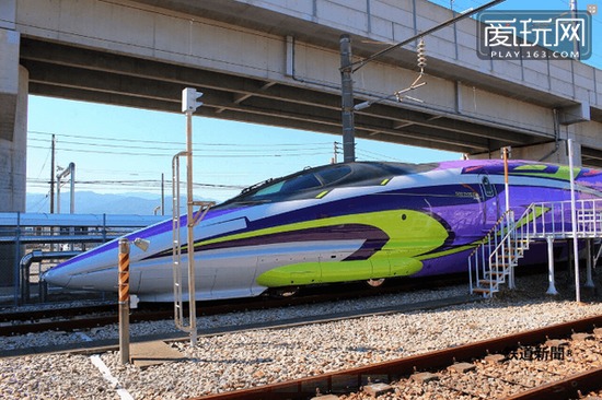 《新世纪福音战士(EVA)》二十周年之际，日本的EVA新干线将在11月开展首此旅程，目前高铁内外部已曝光，驾驶舱简直不能再赞，感觉就像是在驾驶初号机。（1）