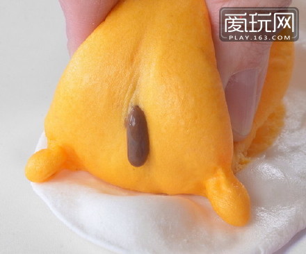 日本懒蛋蛋在香港的主题餐厅DIM SUM ICON推出的懒蛋蛋巧克力奶黃包，这画面实在美得我不敢看（6）