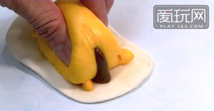 日本懒蛋蛋在香港的主题餐厅DIM SUM ICON推出的懒蛋蛋巧克力奶黃包，这画面实在美得我不敢看（4）