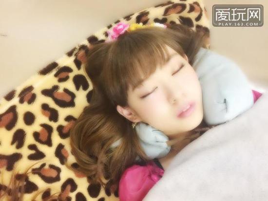 偶像最想抹去的黑历史之一：寝颜。看多了AKB48光线靓丽的一面，看看她们睡觉时的样子，感觉是在进行一场冒险经历。（11）：渡边美优纪