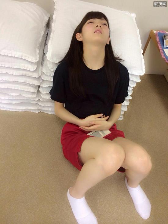 偶像最想抹去的黑历史之一：寝颜。看多了AKB48光线靓丽的一面，看看她们睡觉时的样子，感觉是在进行一场冒险经历。（1）：冈田奈奈